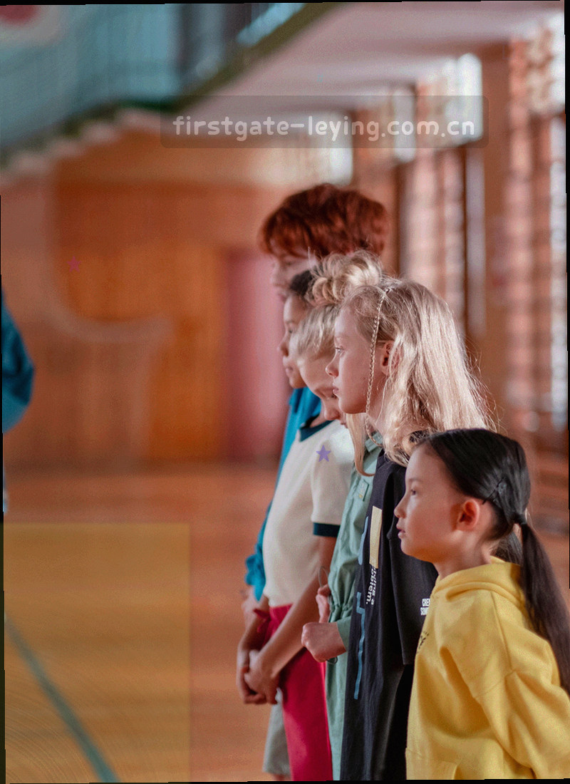 垂挂的经幡在侧光下形成的纵向色带，背景虚化
